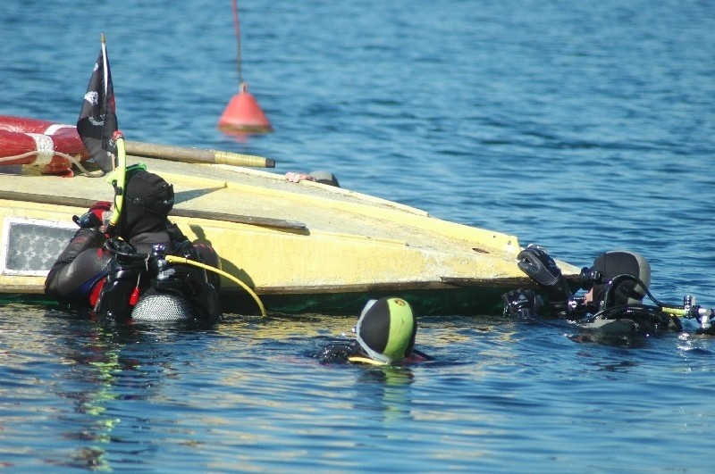 Płetwonurkowie zatopili jacht w jeziorze Lipie