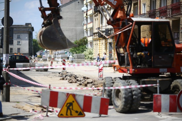 Na ulicy Marii Skłodowskiej-Curie w Radomiu koparki znów zrywają asfalt, niedawno ułożony przez pracowników innej firmy budowlanej. Niedługo będzie pierwsza rocznica rozpoczęcia prac na niewielkim odcinku tej ulicy. 