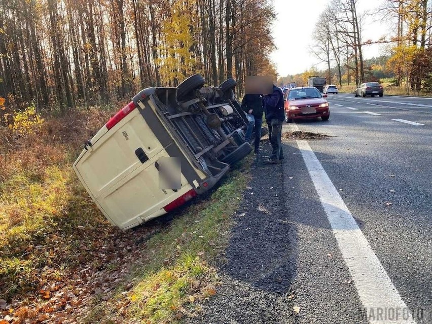 Na drodze krajowej nr 46 pomiędzy Opolem a Niemodlinem dostawcze iveco wjechało do rowu i przewróciło się na bok