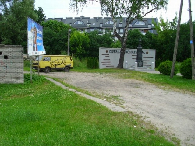 Wulgarny volkswagen przy tablicy Chwała Bohaterom przy ul. Zwycięstwa w Białymstoku