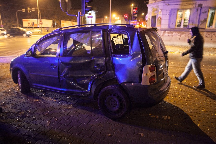 Wypadek na Zachodniej w Łodzi. Tramwaj zderzył się z samochodem osobowym [ZDJĘCIA]