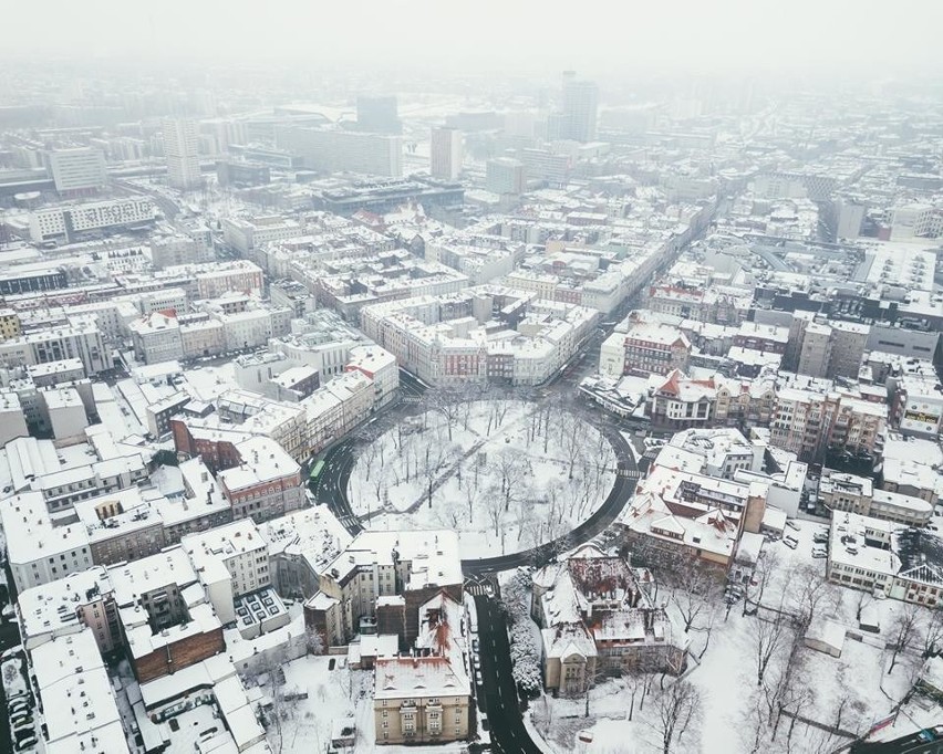 Zimowe zdjęcia Katowic z drona i z powierzchni, wykonane...