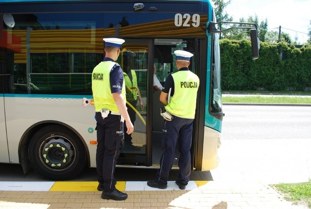 Policjanci ruchu drogowego sprawdzają, czy pasażerowie autobusów zakrywają usta i nos, podróżując komunikacją publiczną. Powodem kontroli są sygnały, że wielu pasażerów lekceważy ten obowiązek. Z prośbą o wzmożenie kontroli zwrócił się do rzeszowskiej komendy Zarząd Transportu Miejskiego w Rzeszowie.