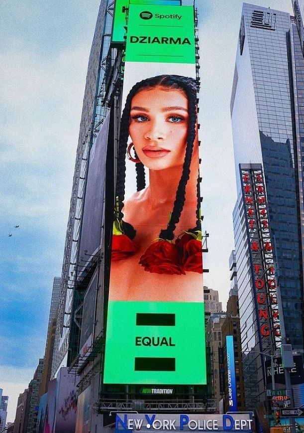 Dziarma, czyli Agata Dziarmagowska z Ostrowca pierwszą polską raperką na billboardzie na Times Square w Nowym Jorku!