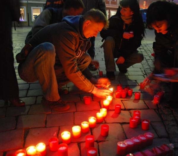 Kilkaset czerwonych zniczy ułożonych w kształt wstążki zapalili opolanie z okazji Międzynarodowego Dnia Walki z AIDS.