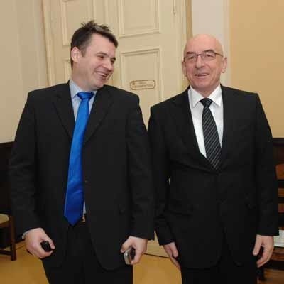 Janusz Kubicki i Stanisław Bieńkowski uśmiechali się do siebie i raczyli komplementami. Jeszcze o 10.30. I tak nie pomogło, wizytę u notariusza przerwano.