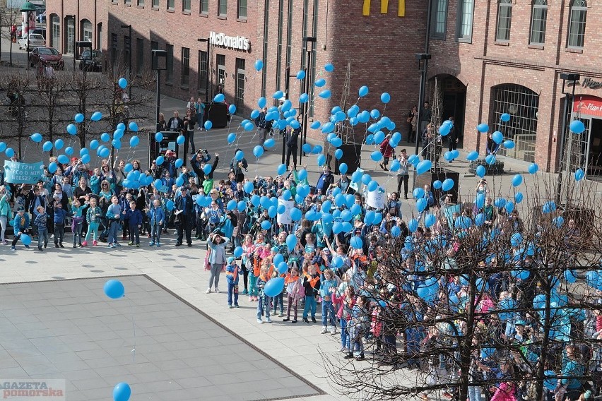 Tysiące niebieskich balonów wypuszczonych przez uczniów SP...