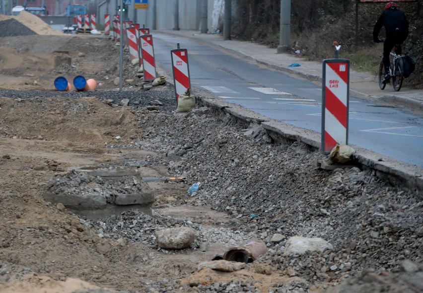 Przebudowę ulicy Kolumba krytykuje sam wykonawca prac: błędy projektowe, niezidentyfikowane instalacje, kolizje...