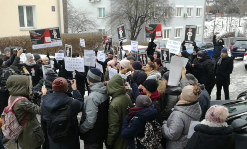 Protest w prokuraturach w Lublinie. W południe pracownicy pikietowali przy ul. Chmielnej (ZDJĘCIA) 