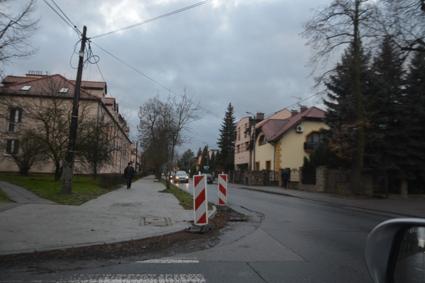 Po wielomiesięcznej przerwie zostały wznowione prace przy budowie ciągów pieszo-rowerowych w Skawinie