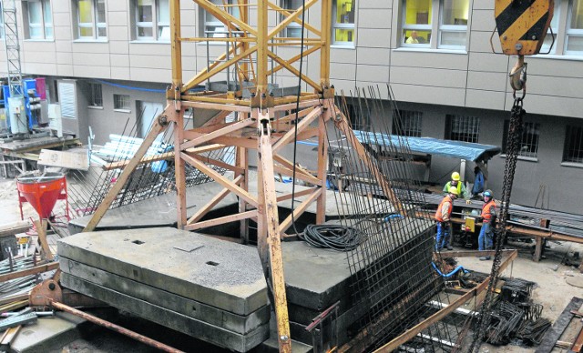 Dzięki potężnemu dźwigowi szpital w Sosnowcu będzie miał nowe windy