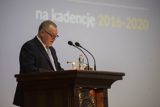 Wybory rektora UMKWybory odbyły się w auli UMK. Jedynym kandydatem i zwycięzcą był profesor Andrzej Tretyn
