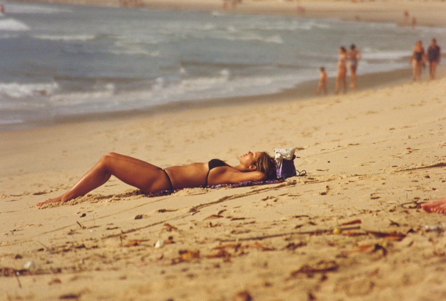 Wakacje, długi weekend i piękna pogoda! Nic dziwnego, że wiele osób postanawia wyrwać się z gorącego miasta i spędzić choćby weekend na plaży, zażyć słonecznych i morskich kąpieli, zrelaksować się, podziwiać zachód słońca - ot, po prostu wypocząć. Czy jednak można na plaży wypić piwo? Albo zabrać z sobą psa? Za co można dostać mandat na plaży? Sprawdź na kolejnych slajdach >>>Zobacz też: TOP 10 najlepszych plaż w Polsce. Gdzie warto rozstawić parawan? Sprawdź!Agro Pomorska odcinek 65.