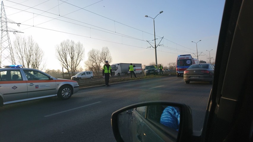 Utrudnienia na Gdańskiej w Szczecinie. Samochód wylądował na torach