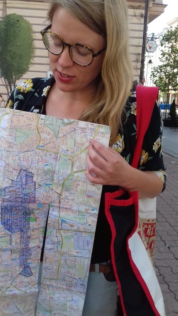 Maria Nowakowska prezentuje mapę z zaznaczonym obszarem poszukiwań.