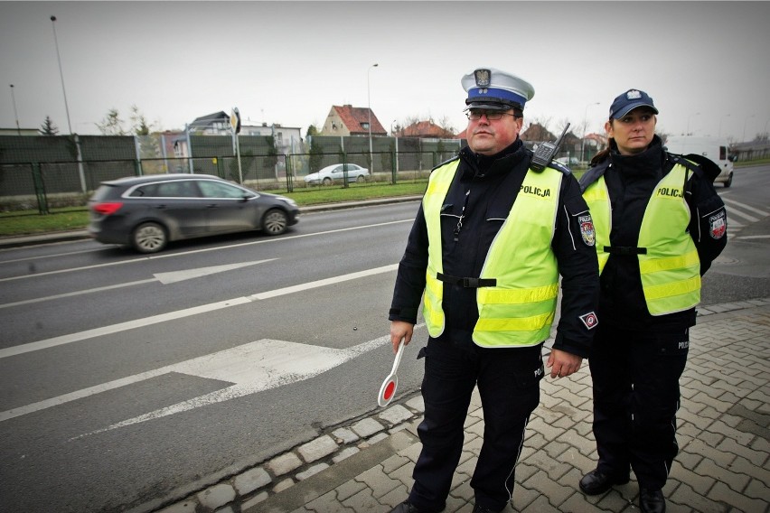 Drugi patrol czeka za skrzyżowaniem. Na sygnał od pierwszego...