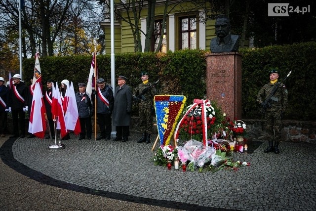 Popiersie Marszałka Józefa Piłsudskiego na pl. Szarych Szeregów w Szczecinie, obchody Święta Niepodległości.