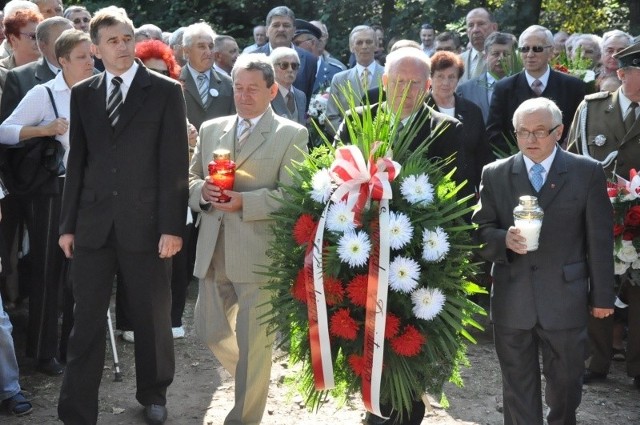 Przed pomnikiem ku czci poległych w bitwie złożono kilkadziesiąt wieńców i wiązanek kwiatów.