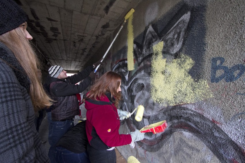 Kraków. Mieszkańcy os. Kliny walczą z graffiti na własną rękę [ZDJĘCIA]