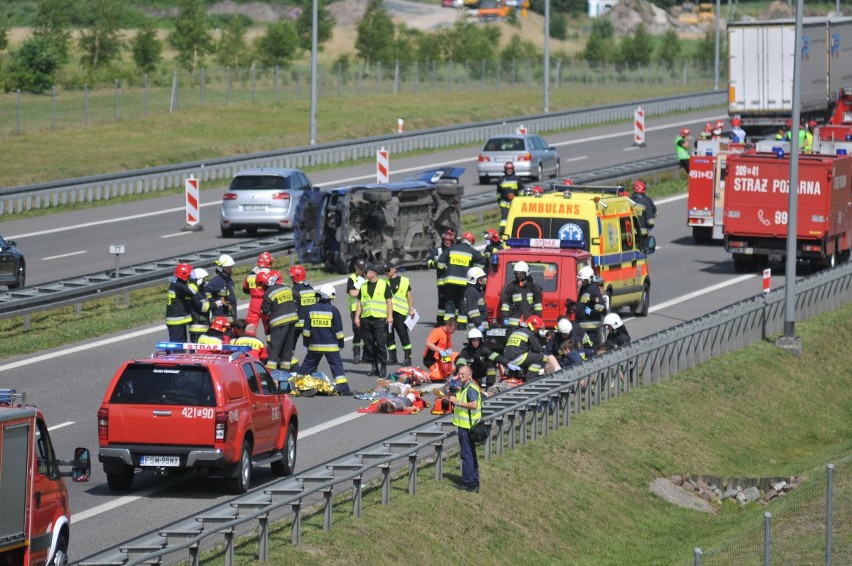 Autokar, samochody osobowe, ciężarówka i busy brały udział w...