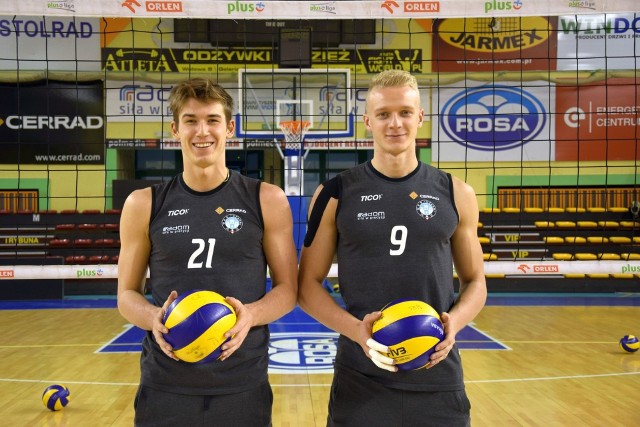 Tomasz Fornal (od lewej) i Jakub Ziobrowski, zawodnicy Cerradu Czarnych Radom i reprezentacji Polski juniorów.