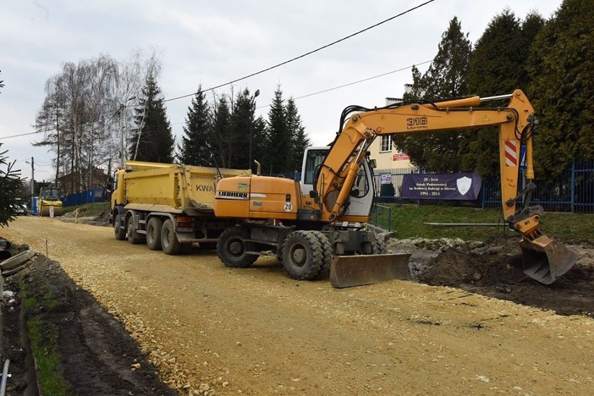 Przebudowa drogi w Sierczy. Prace idą zgodnie z planem [ZDJĘCIA]