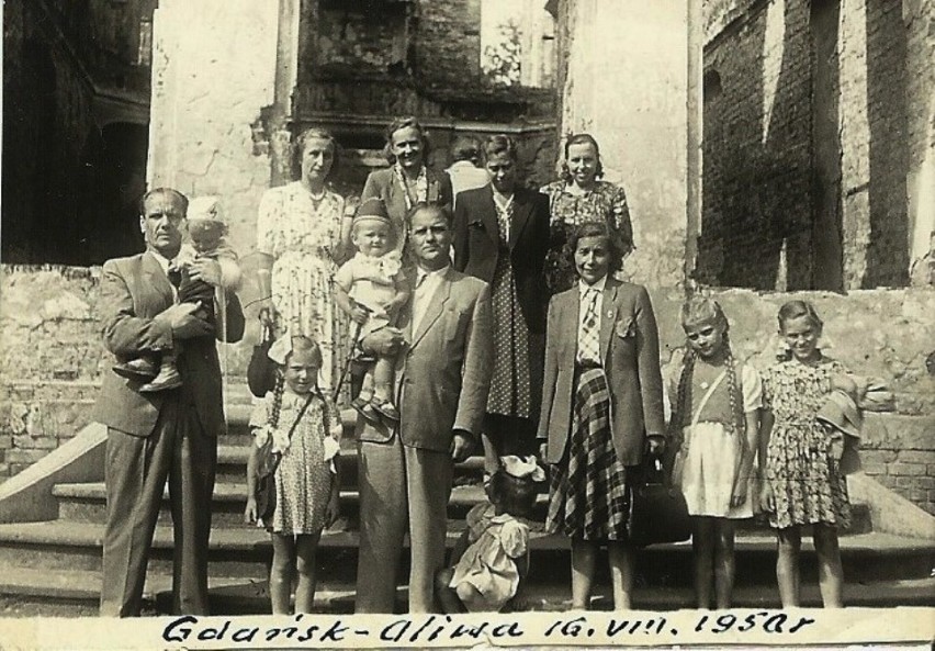 Rodzina Kisielów przed zburzonym Pałaców Opatów w Oliwie....