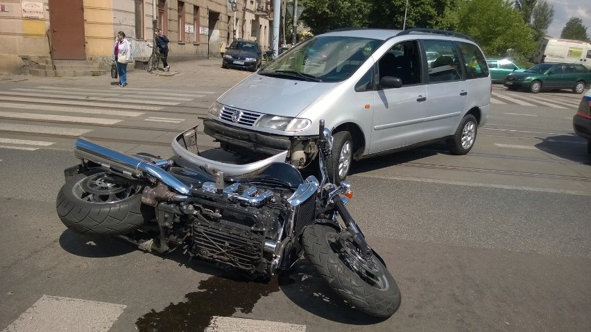 Wypadek na Kilińskiego. Zderzenie motocykla z volkswagenem. Jedna osoba ranna [ZDJĘCIA]