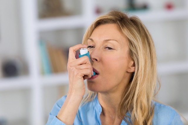Do niedawna leczenie każdej astmy w trakcie zaostrzeń choroby opierało się przede wszystkim na podawaniu leków steroidowych. Chorzy na astmę ciężką, wymagający wielokrotnego ich stosowania w ciągu roku, są szczególnie narażeni na konsekwencje działań niepożądanych sterydów doustnych