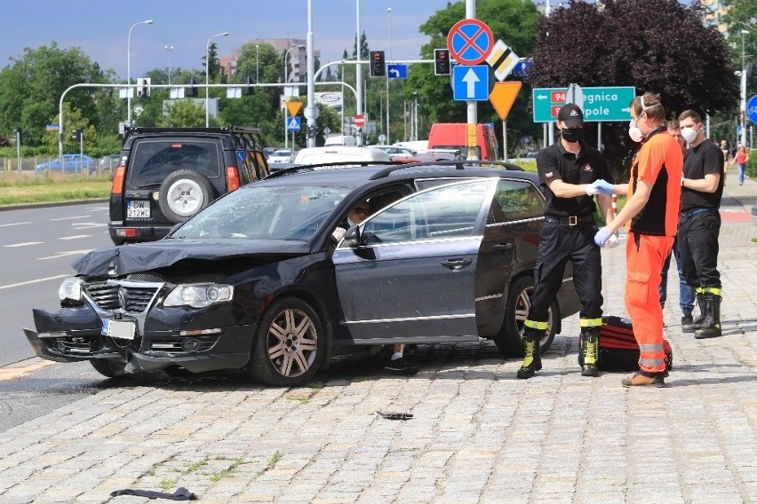 Pierwszej pomocy poszkodowanemu kierowcy udzielili strażacy....