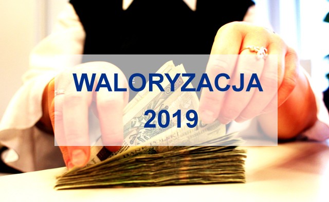 Rząd przyjął projekt budżetu na 2019 rok. Uwzględnił wydatki na waloryzację świadczeń emerytalno-rentowych w 2019 roku na poziomie 103,26 proc. To oznacza, że twoja emerytura wzrośnie o 3,26 proc. (brutto). Jak to przekłada się na konkretne kwoty świadczeń? ➤➤ ZOBACZ PRZYKŁADY ➤➤ (U góry kwota świadczenia - podana w brutto. Na dole - o ile wzrośnie po waloryzacji w 2019 roku).