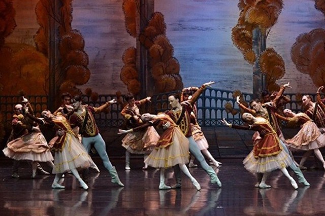 "Jezioro łabędzie" w wykonaniu Moscow City Ballet było zachwycającym widowiskiem. Szkoda tylko, że za 150 zł trzeba było oglądać je na stojąco. Siedząc, dało się jedynie posłuchać muzyki.