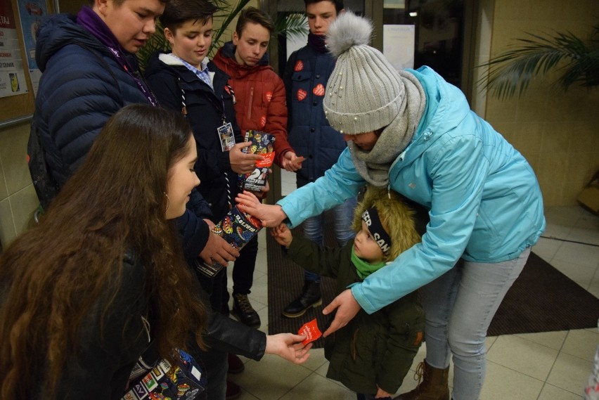 WOŚP 2019 w Skale. Wśród fantów strój pilota, lalki Afrykanki i pieczone pstrągi [ZDJĘCIA]