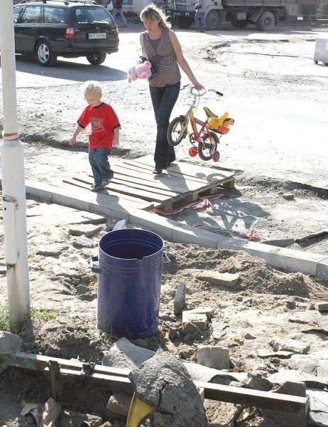 Rozkopane ulice i chodniki oraz brak przejść dla pieszych najbardziej dają się we znaki matkom z dziećmi i ludziom starszym.