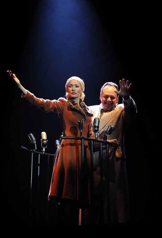 Sceny z musicalu "Evita" w poznańskim Teatrze Muzycznym