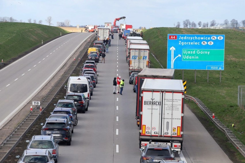 Autostrada A4 zakorkowane pod Wrocławiem. Zdjęcie...