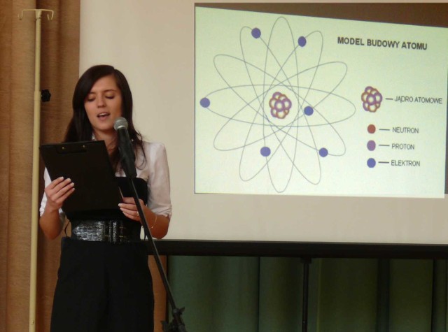 Sympozjum w "ekonomiku&#8221; na temat energii atomowej, wykład jednej z uczennic.