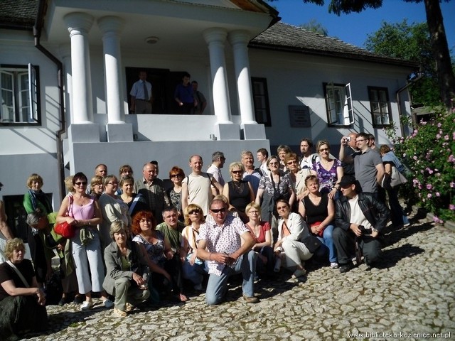 Przed muzeum Słowackiego w Krzemieńcu wszyscy pozowali do pamiątkowego zdjęcia.