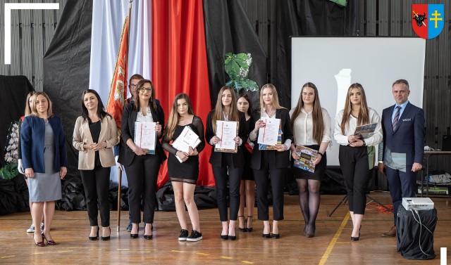 Podczas uroczystości w Cudzynowicach wręczono świadectwa i wyróżnienia dla uczniów za wybitne osiągnięcia sportowe oraz działalność na rzecz szkoły.