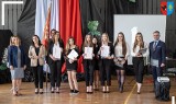 Pożegnanie ze szkolnymi murami maturzystów z Cudzynowic. Wyróżnienia za wyniki w nauce i  osiągnięcia sportowe. Zobaczcie zdjęcia