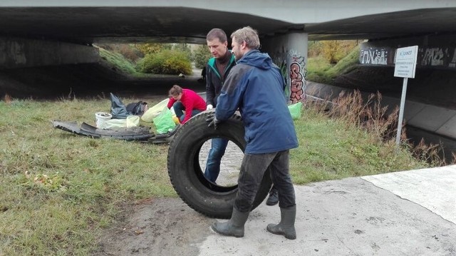 Sprzątanie rzeki Główna w Poznaniu w ramach akcji "Woda jest najważniejsza"