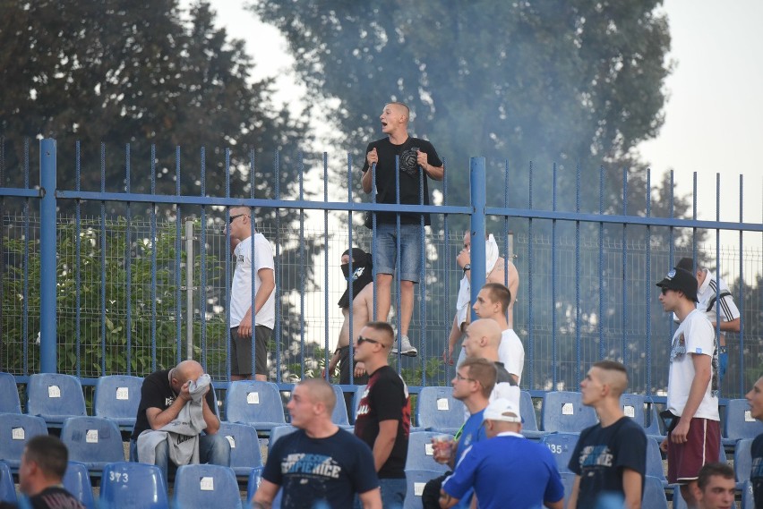 Pseudokibice starli się z służbami porządkowymi. Policja...