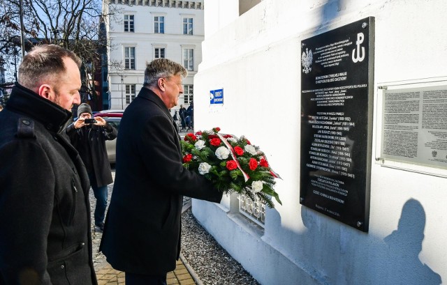 Przed Kujawsko-Pomorskim Urzędem Wojewódzkim w Bydgoszczy złożono kwiaty pod tablicą Polskiego Państwa Podziemnego