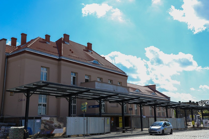 Tak prezentują się remontowane dworce Toruń Miasto i Toruń...