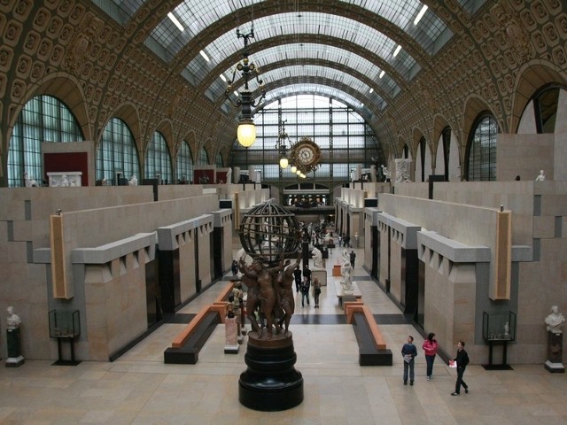 Muzeum d&#8221;Orsay mieści się w dawnym dworcu kolejowym. W holu są eksponowane rzeźby