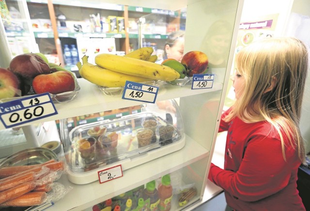 Właściciele sklepików oferują owoce i warzywa, ale też starają się wymyślać zdrowe przekąski, które byłyby na miarę kieszeni dzieci.