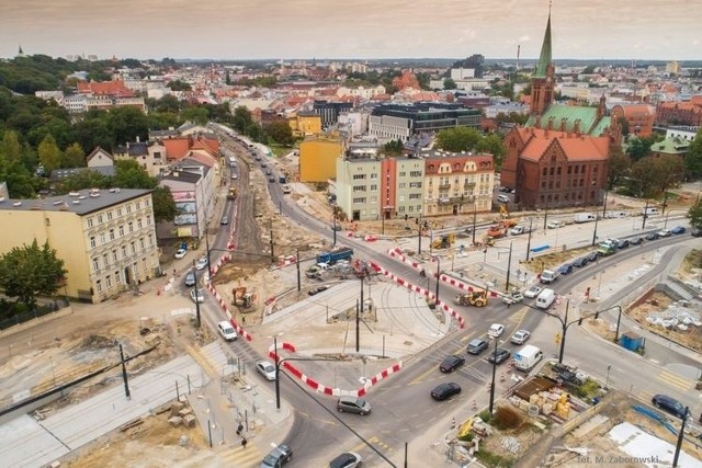 Trwają prace na ulicy Kujawskiej. W czwartek zabetonowane zostały ostatnie segmenty torowiska.  Z kolei w ubiegłym tygodniu rozpoczęło się podwieszanie sieci trakcyjnej. Inwestycja ma zostać zakończona jeszcze w tym roku.