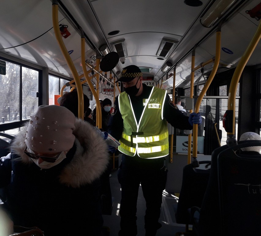 W miejskich autobusach w Lublinie ponownie rozdają maseczki ochronne dla pasażerów. Do kiedy potrwa akcja? Zobacz 