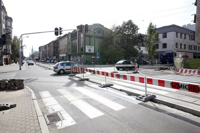 Od soboty drogowcy zaczną remont nawierzchni na ul. Piotrkowskiej na odcinku pomiędzy ul. Wigury a al. Piłsudskiego. To sprawi, że będzie można tam jeździć tylko po odnowionej jezdni w kierunku ul. Żwirki. 