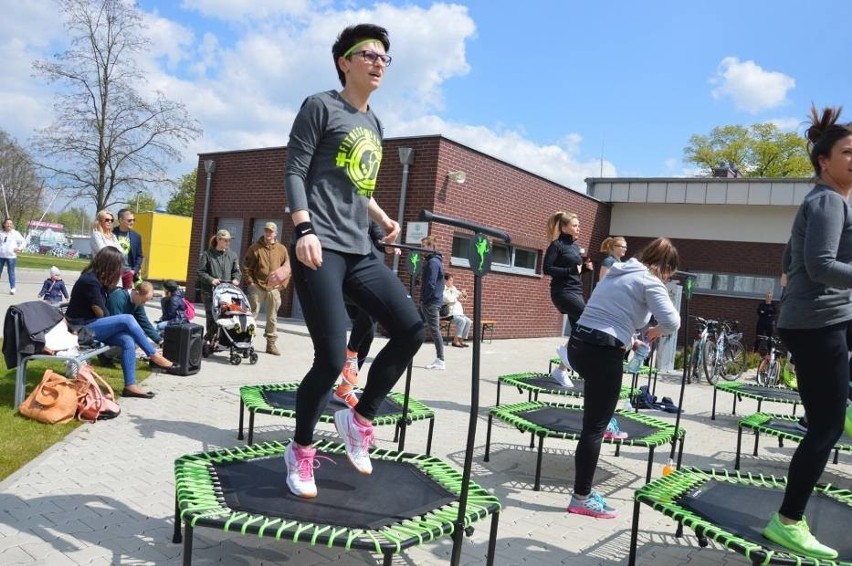 Majówkowy trening na trampolinach przy głogowskiej marinie [FOTO, FILM]